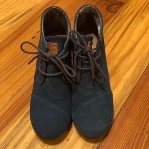 Toms teal suede wedges with purple band Sz 8